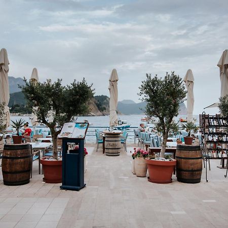 Apartments First Line Petrovac Bagian luar foto