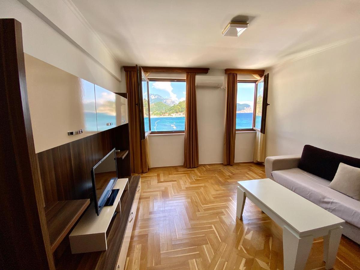 Apartments First Line Petrovac Bagian luar foto