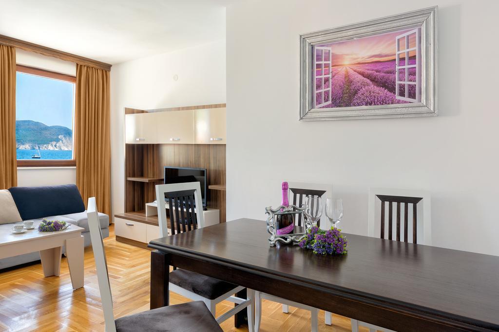 Apartments First Line Petrovac Bagian luar foto