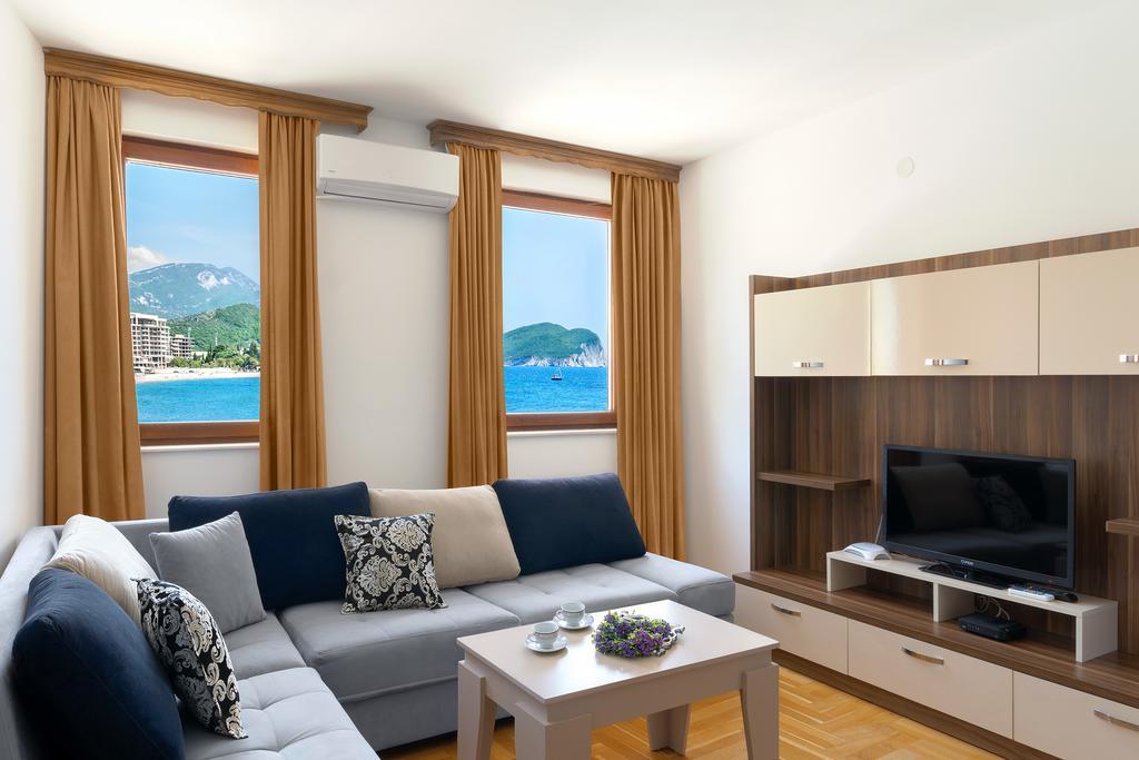 Apartments First Line Petrovac Bagian luar foto