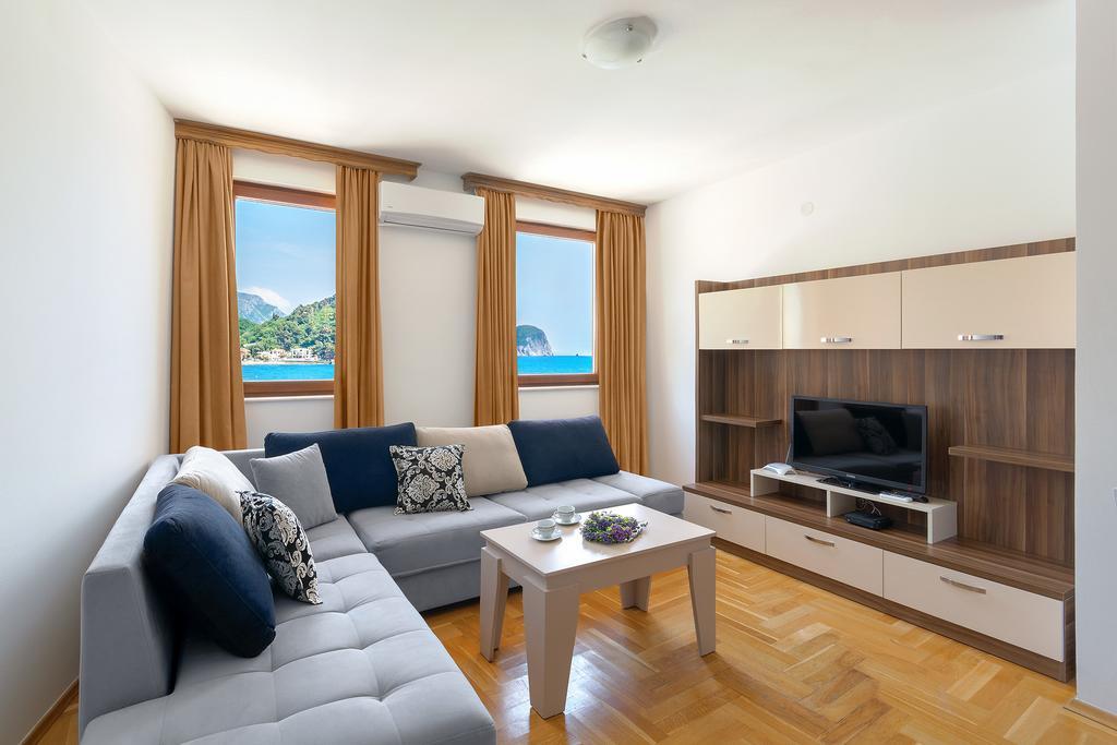 Apartments First Line Petrovac Bagian luar foto